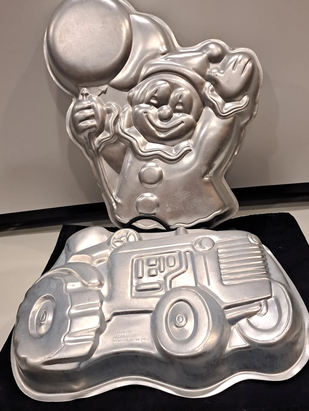 2 Vtg Wilton Cake Molds.  Clown With Ballons And Tractor. Good Condition.